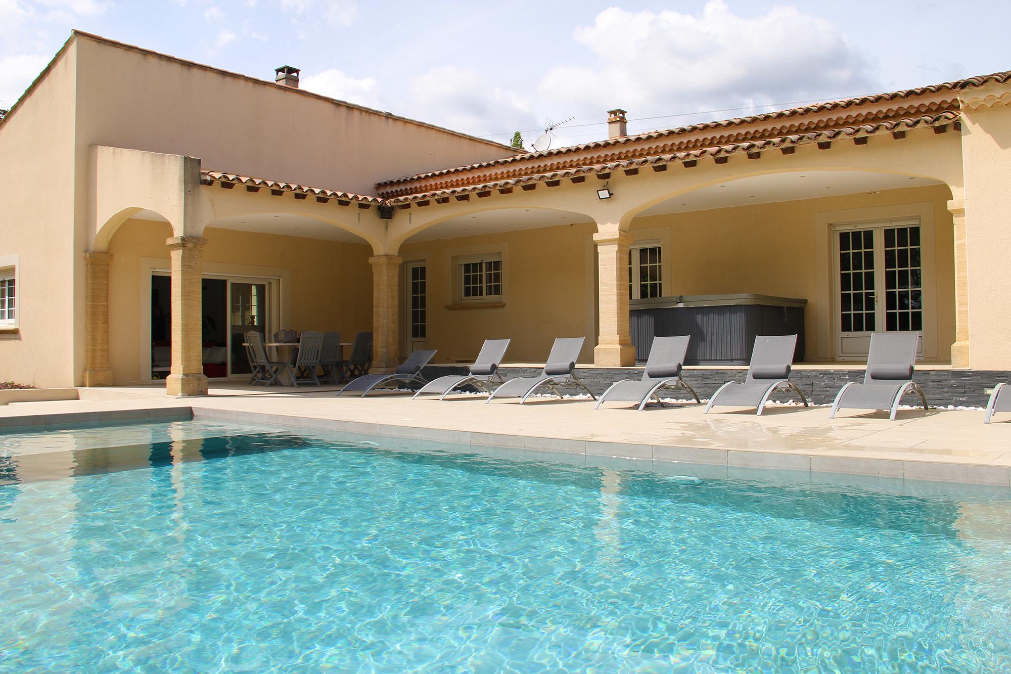 offres locations vacances apd30roc4 Villa 18 places avec piscine et jacuzzi dans le Sud de la